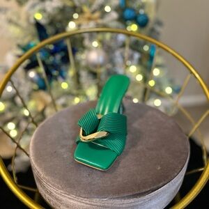 SHEIN Chic Green Heels with Gold Accent Size 7